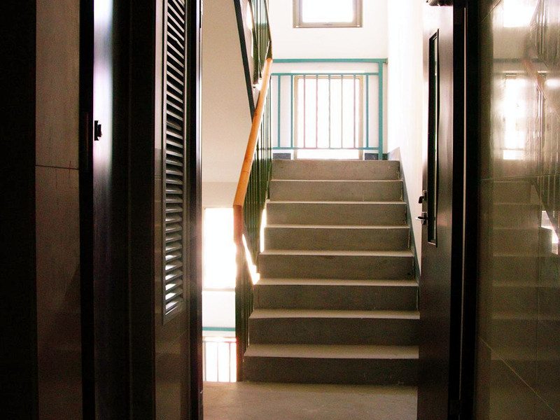 大門對(duì)樓梯，怎么辦？